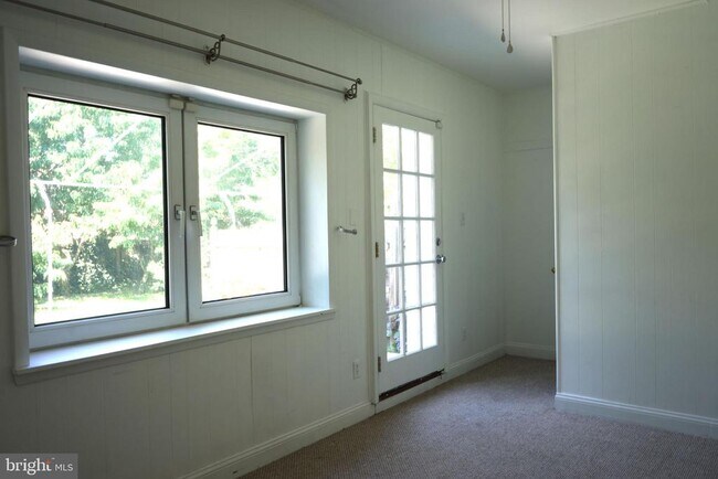 Building Photo - 252 Crosshill Rd