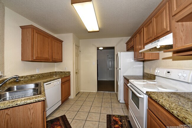 Building Photo - 3202 Eisenhauer Rd