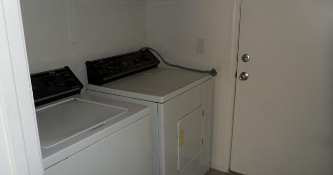 Building Photo - Brookside Village 3 Bed 2 Bath!