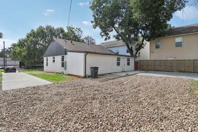 Building Photo - 1105 N Sylvania Ave