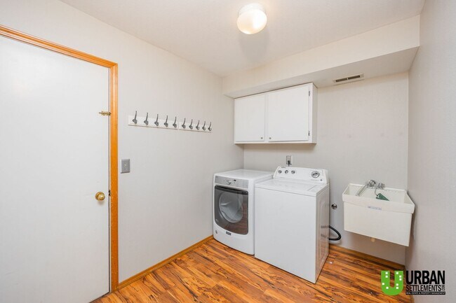 Building Photo - Spacious 4 bedroom and 3 bathroom house fo...