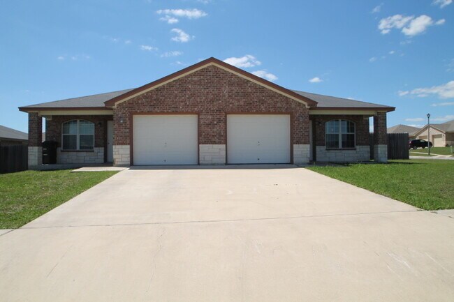 Primary Photo - Modern Comforts & Great Location – Elms Ru...