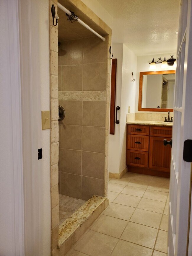 Building Photo - Cute, Quiet and Renovated One Bedroom Finished Basement in Eaton