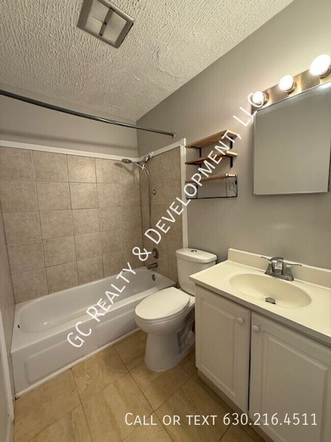 Building Photo - 735 Hill Dr