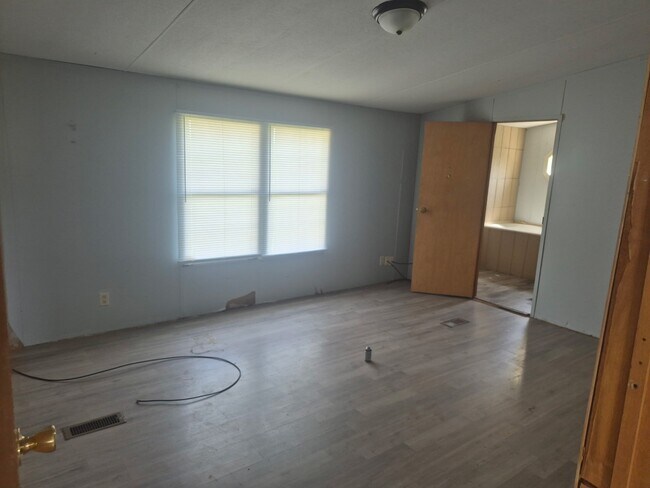 Building Photo - 19 Skip Dr