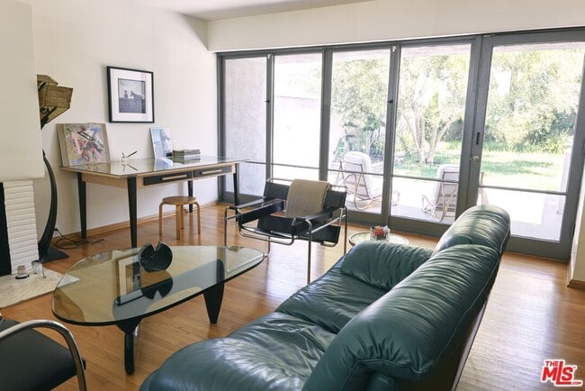 Building Photo - 423 W Ellis Ave