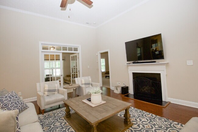 Building Photo - "Large 3-Bedroom plus BONUS Retreat with S...