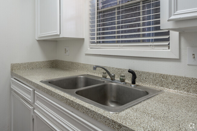 1BR, 1BA - 470SF - Mayfair Apartments