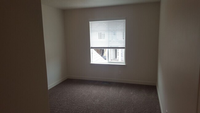 Building Photo - Spacious 3-Bedroom, 2.5-Bath Home in Cente...