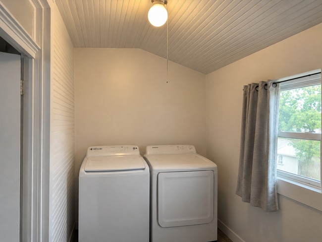 Building Photo - Modern 2 bedroom End-of-Row Townhome in Rothsville - w/ Garage & In Unit Laundry!