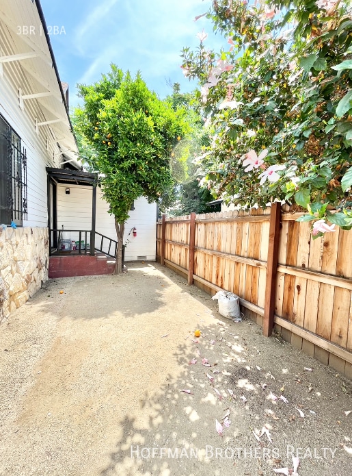 Building Photo - 1932 New England St