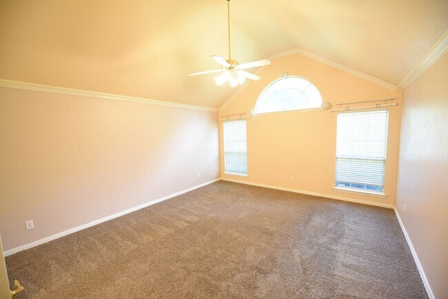 Building Photo - 4 Bedroom home for rent with vaulted ceili...