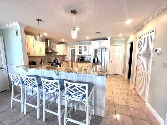 Building Photo - Beautiful 3B/3.5B Waterfront Fully Furnish...