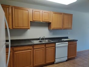 Building Photo - Charming Townhome with Spacious Yard