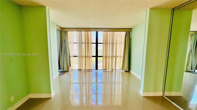 Building Photo - 800 Parkview Dr