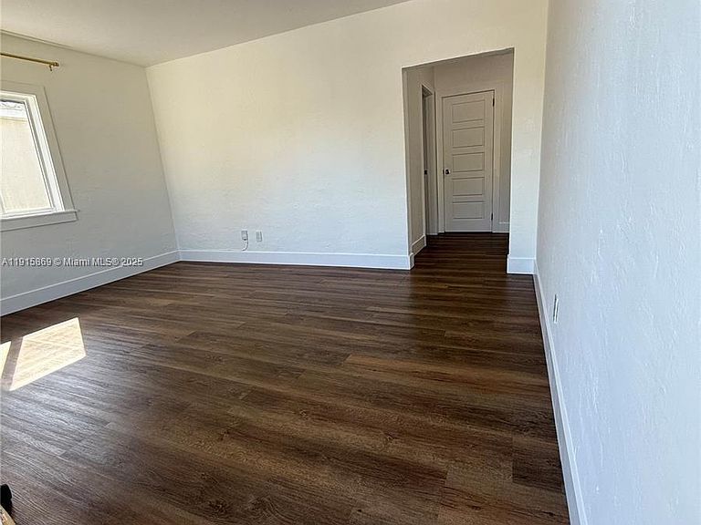 Building Photo - 2770 SW 34th Ct