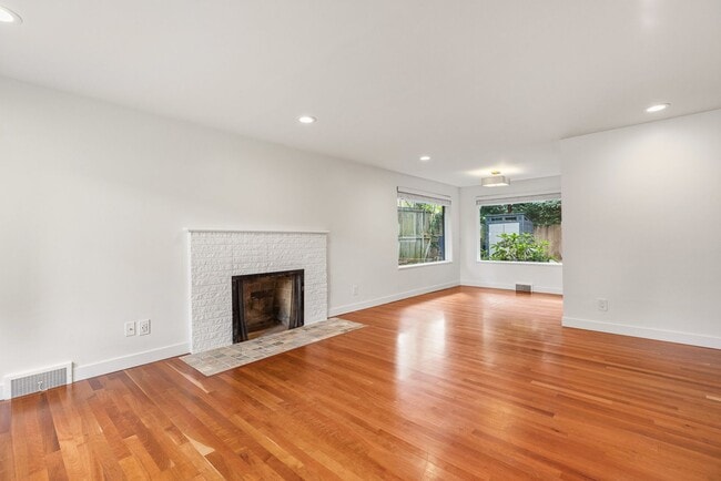 Building Photo - 3 bedroom 1.75 bath House