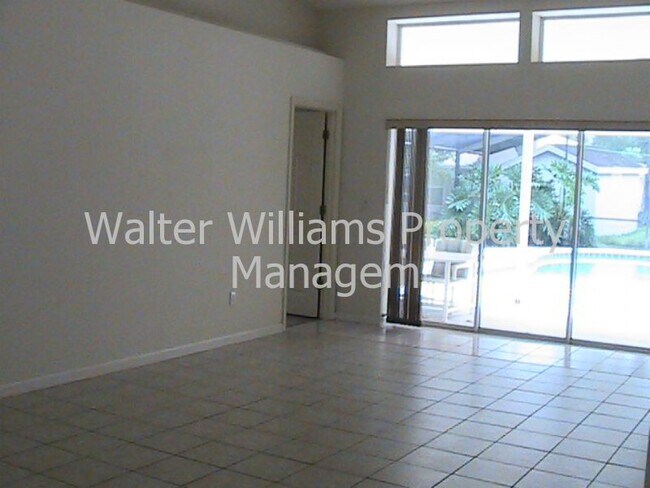 Building Photo - Spacious pool home