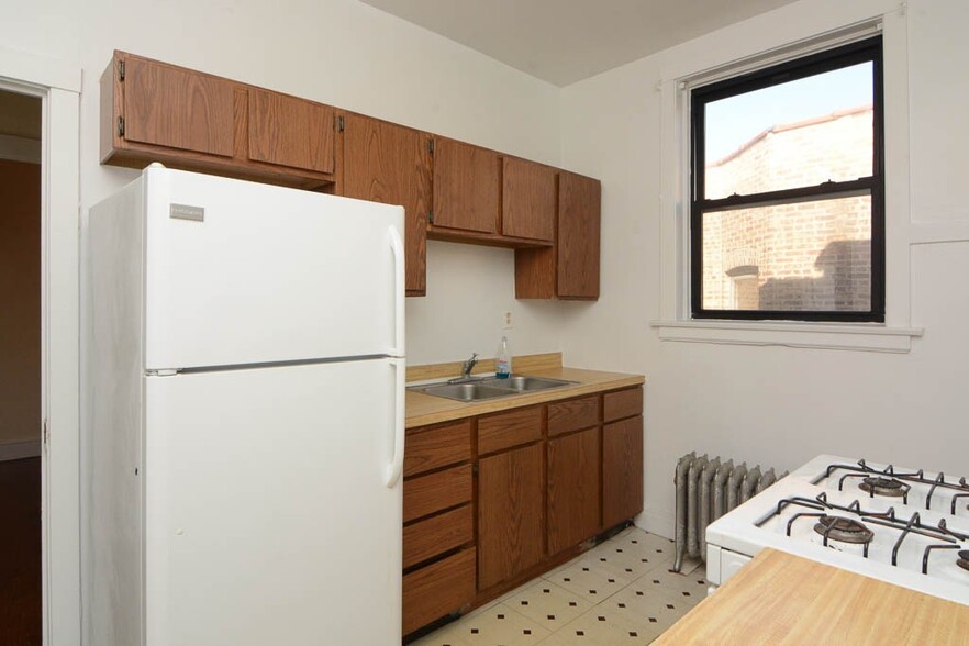 Building Photo - 2428 N Sawyer Ave