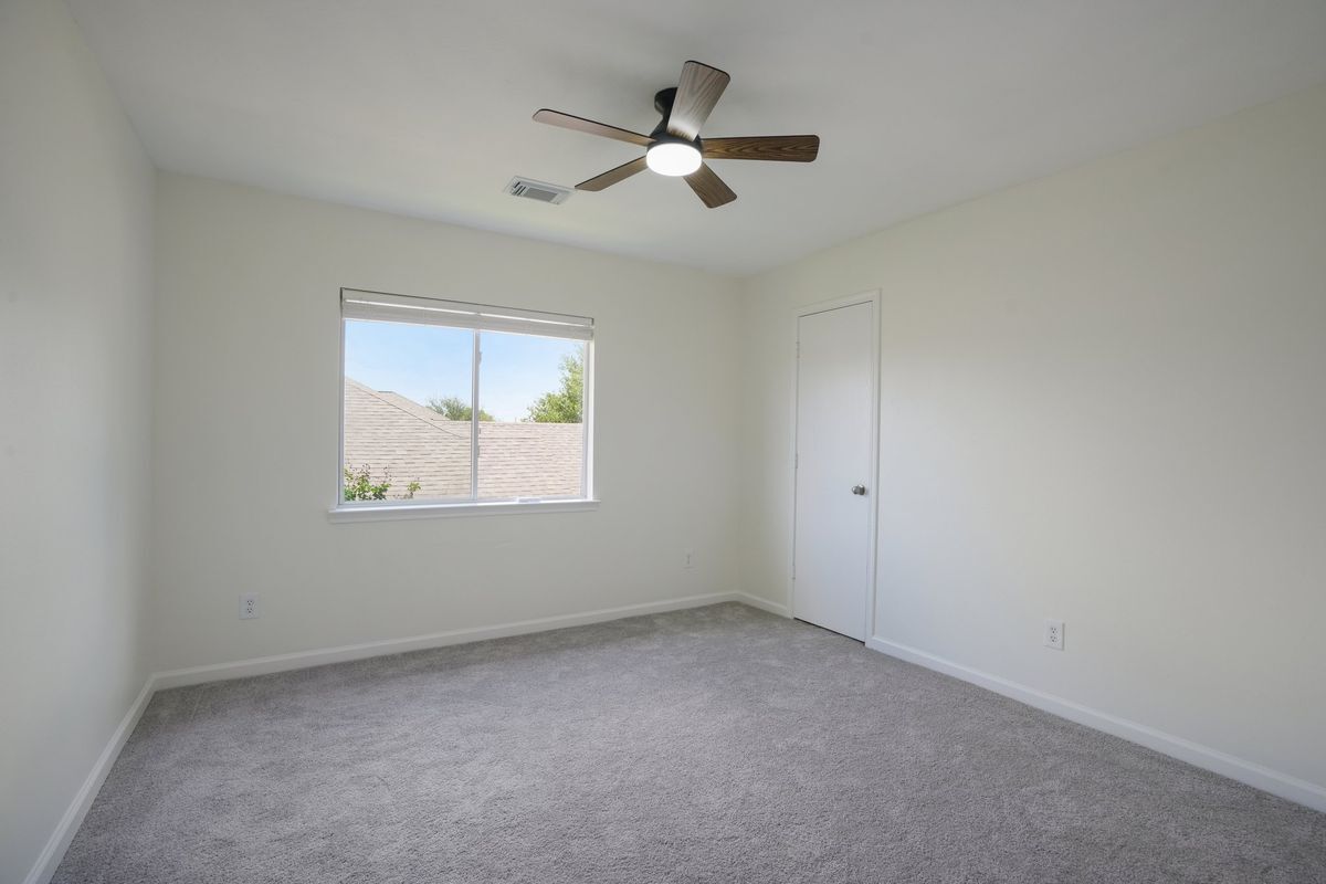 Building Photo - 4419 Crossvine Ave