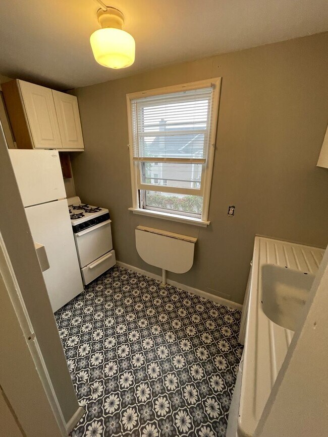 Building Photo - Mansion Studio w/original 1902 bath - sepa...
