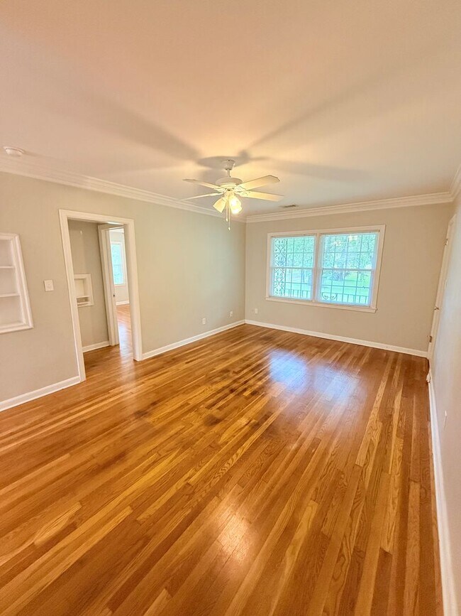 Building Photo - Quaint Upstairs 2 Bedroom