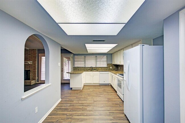 Building Photo - 17910 Navajo Trail Dr