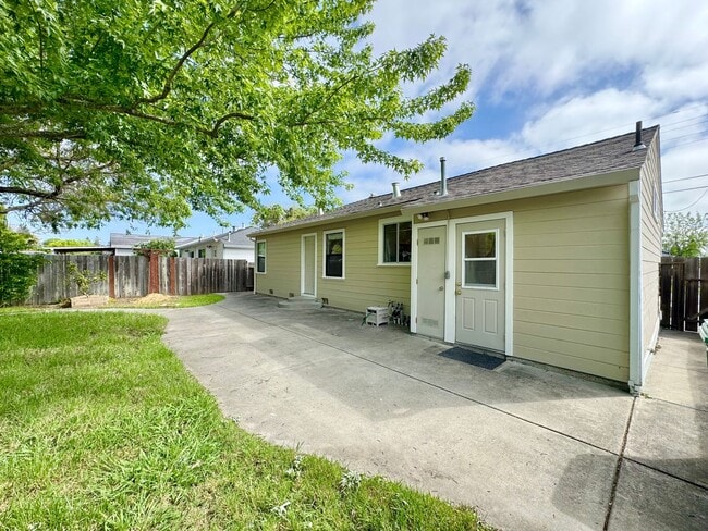 Building Photo - 3 Bedrooms, 1 1/2 Bathrooms, Classic Napa ...