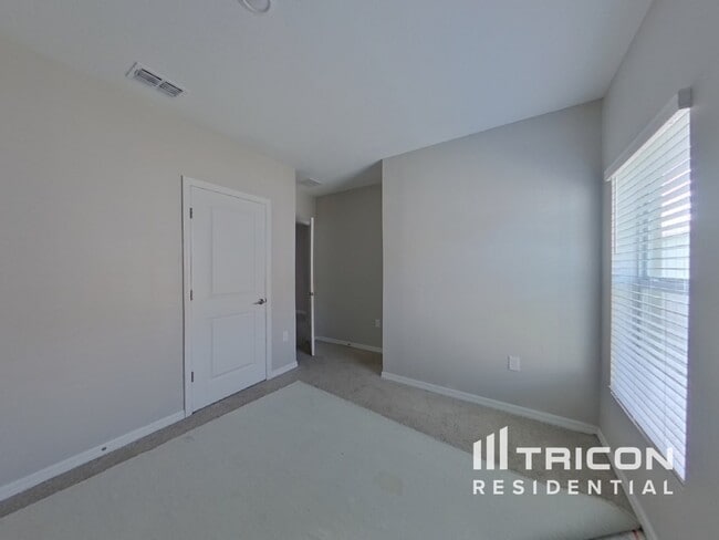 Building Photo - 226 Amber Way