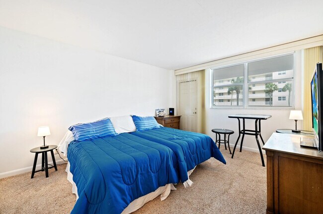 Building Photo - 1050 Hillsboro Mile