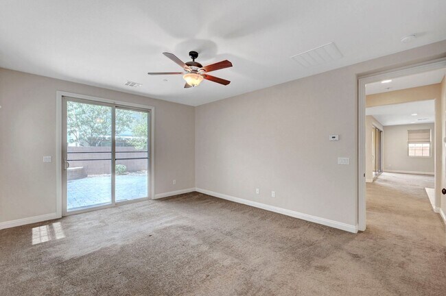Building Photo - 4 bedroom home with 2 primary bedrooms! On...