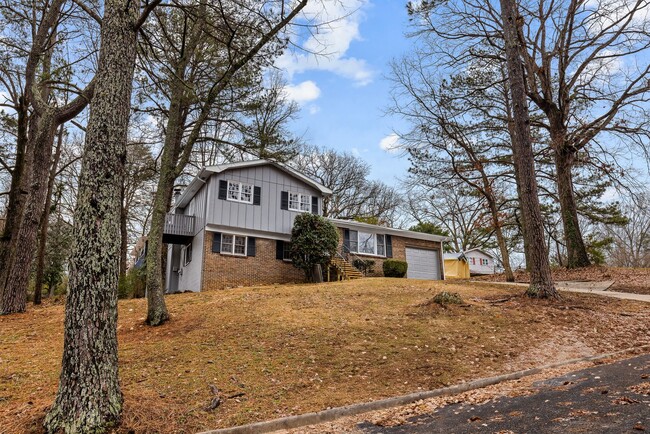 Building Photo - Newly Renovated 4 Bedroom 2 Bath Home Avai...