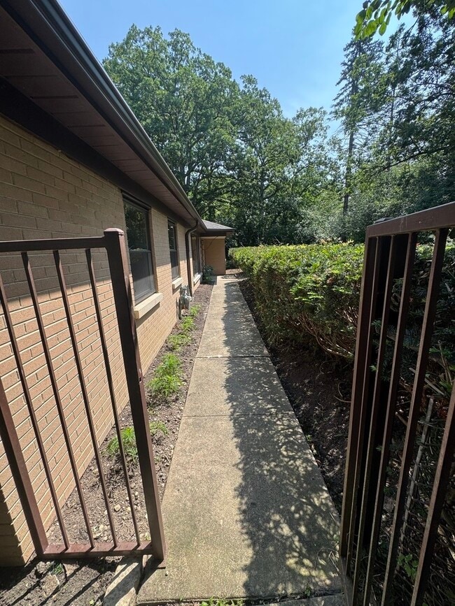 Building Photo - 805 Blackhawk Ln