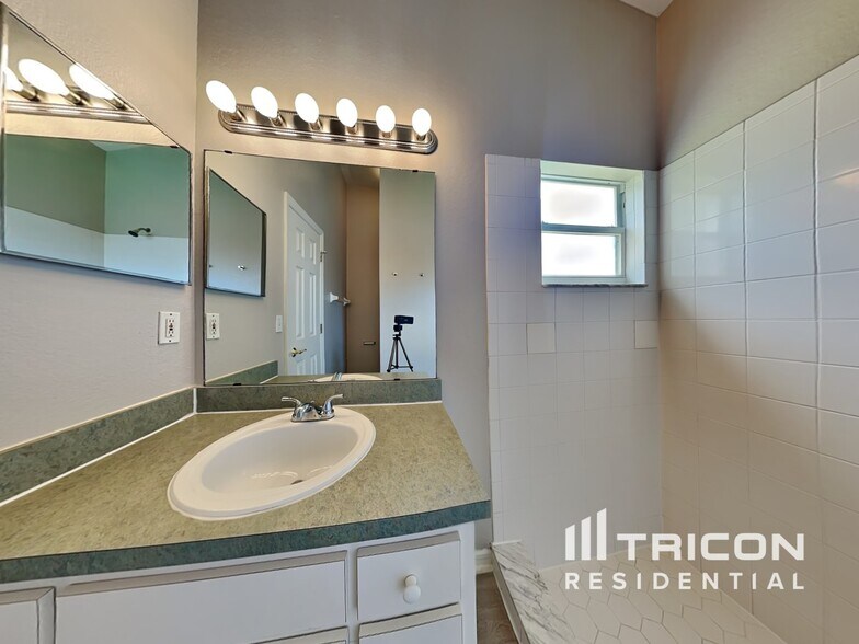 Building Photo - 7833 Manor Dr