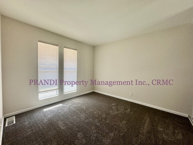 Building Photo - Updated Towhome with Washer/Dryer, Near Pa...