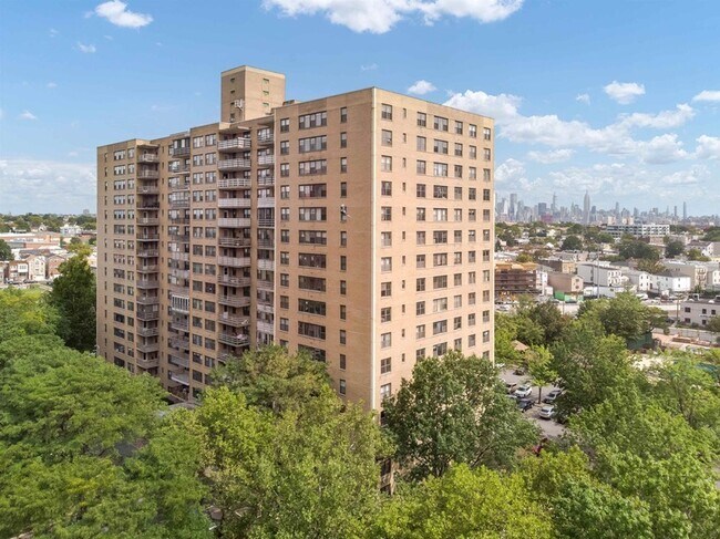 Building Photo - 225 St Pauls Ave