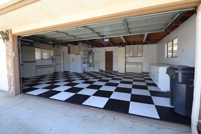 Building Photo - Beautiful Executive Home on the Golf Course