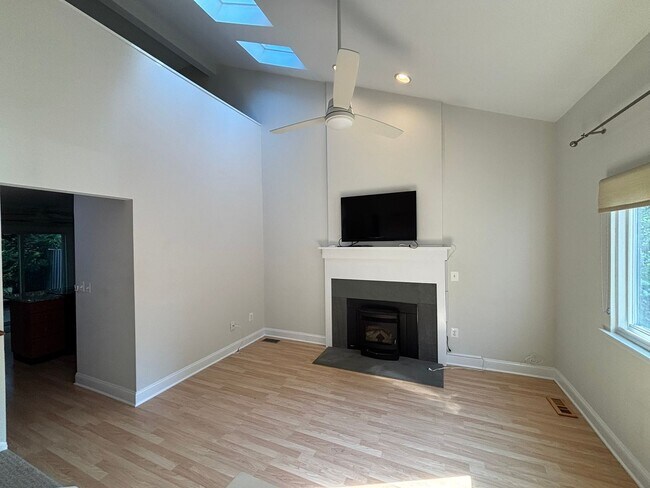Building Photo - Adorable 1 bedroom 1.5. bath end unit townhouse in Annapolis