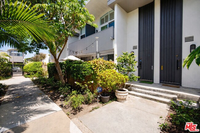 Building Photo - 4733 La Villa Marina