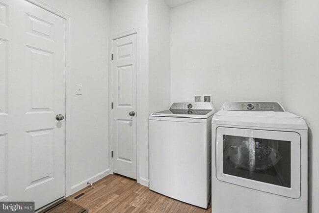 Building Photo - 7884 Oakbrook Dr