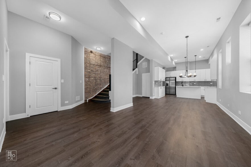 Building Photo - 700 S Loomis St