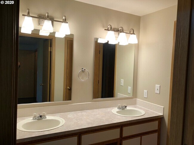 2-3b2 Bathroom - 16049 SE Caruthers St