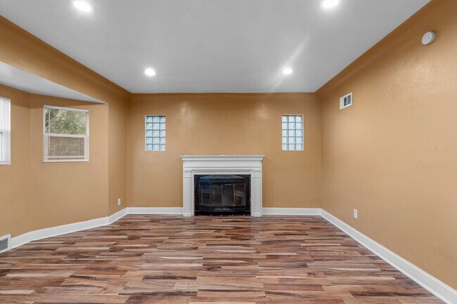 Building Photo - Newly Renovated 4-Bedroom Home | Riverview...