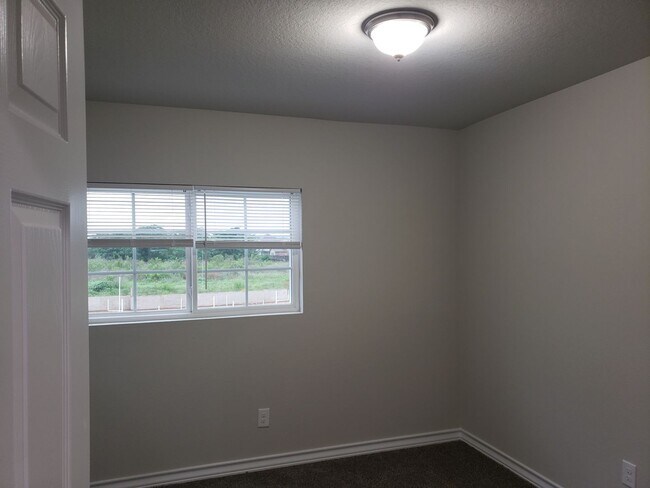 Building Photo - Town home for rent