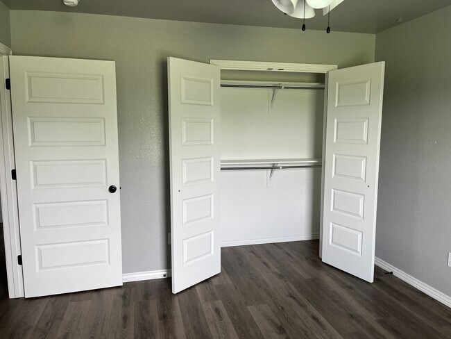 Building Photo - COX-NORTHRIDGE DRIVE TOWNHOMES