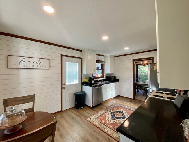 Building Photo - 2112 Westfield Dr