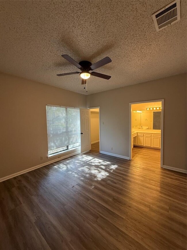 Building Photo - 6501 Columbia Oaks Ct