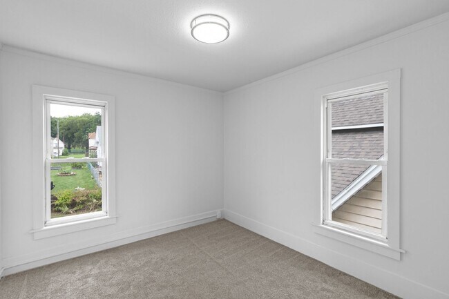 Building Photo - 2 Bed Home with Large Yard & Covered Porch – $1,295/mo