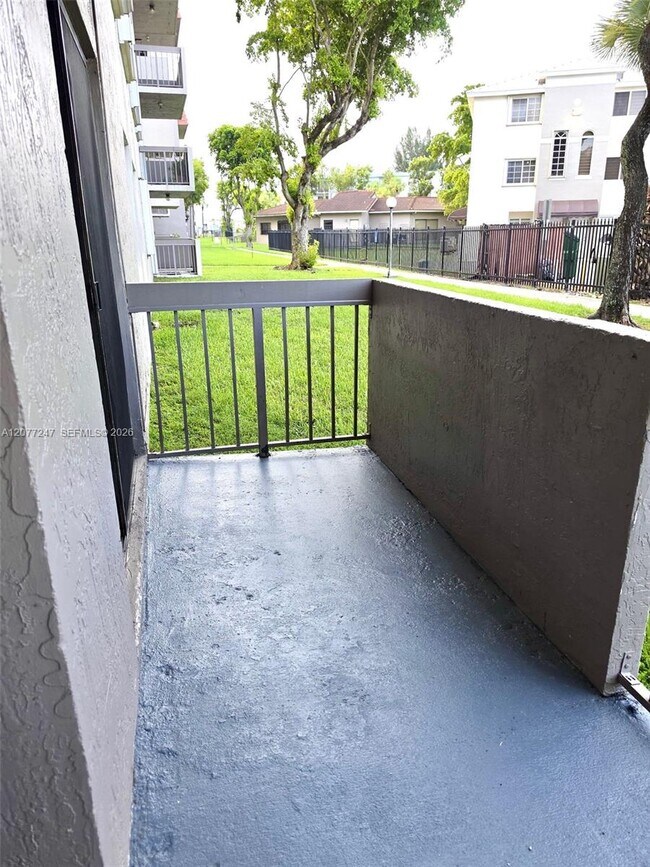 Building Photo - 1121 SW 122nd Ave