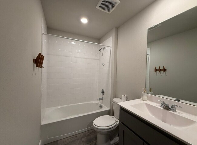 Building Photo - 701 Trinity Pk Trl